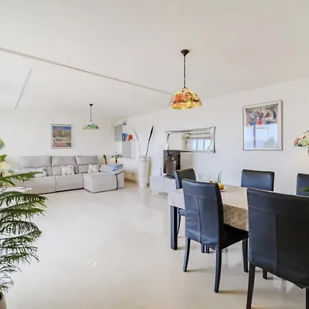 Sunset Apartment *